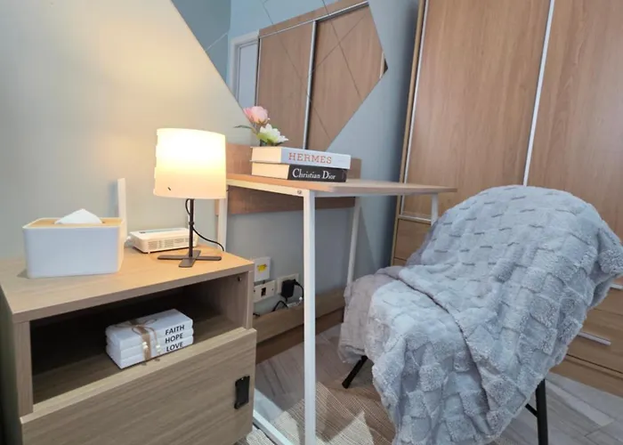 Cozy 1-br In Makati With Pool, Gym, Wifi, Netflix, Great Views *