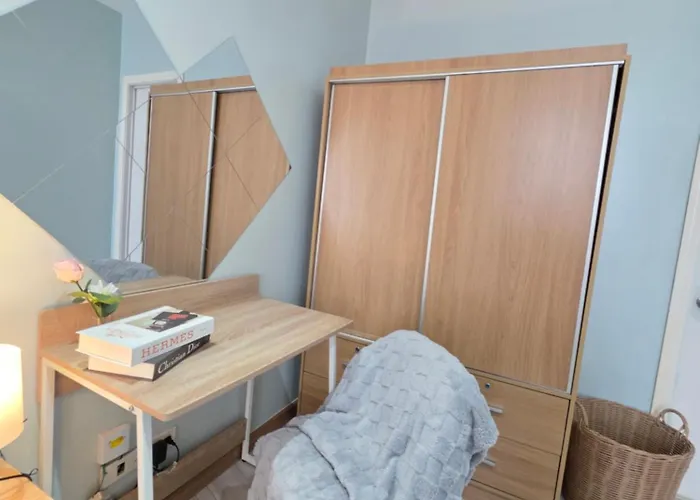 Apartment Cozy 1-br In Makati With Pool, Gym, Wifi, Netflix, Great Views Manila