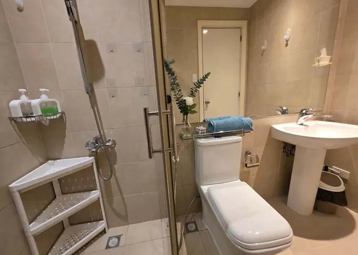 Cozy 1-br In Makati With Pool, Gym, Wifi, Netflix, Great Views *