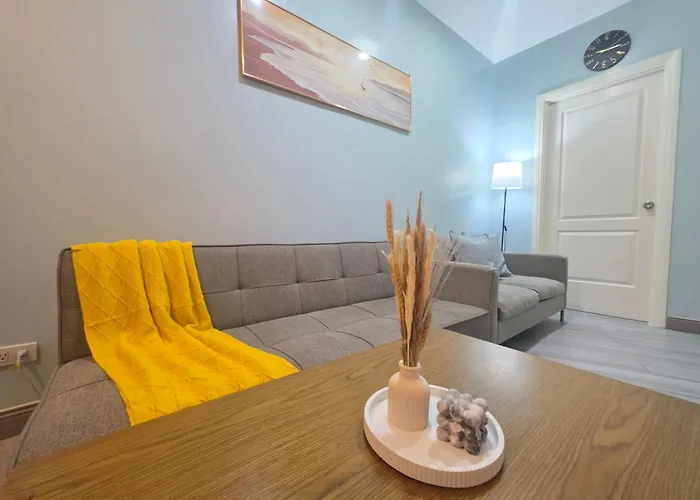 Cozy 1-br In Makati With Pool, Gym, Wifi, Netflix, Great Views *