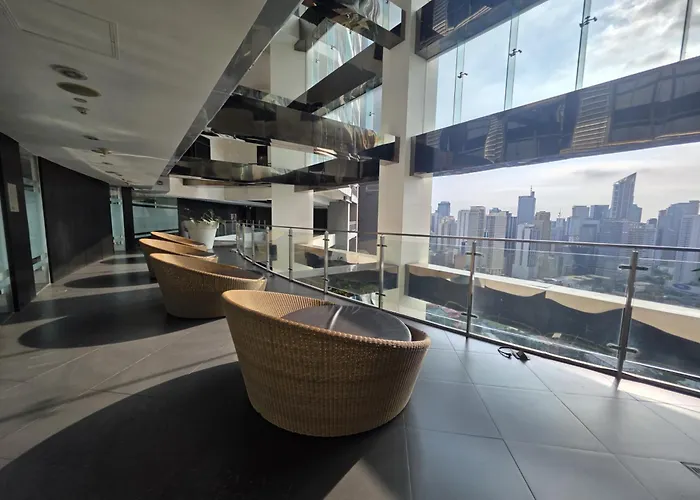 Cozy 1-br In Makati With Pool, Gym, Wifi, Netflix, Great Views *